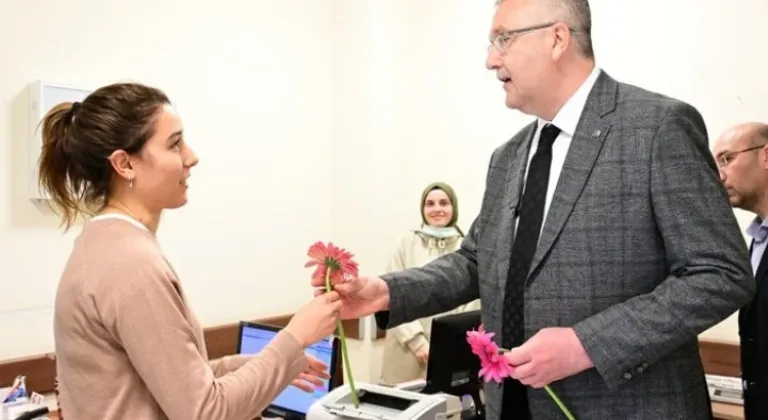 Başkan Özkan Sağlık Çalışanlarını Ziyaret Ederek 14 Mart Tıp Bayramı'nı Kutladı