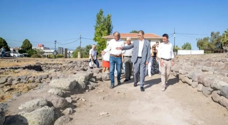 Başkan Tugay'dan Tarihi Ziyaret: Smyrna Antik Kenti'nde Kazı İncelemesi!