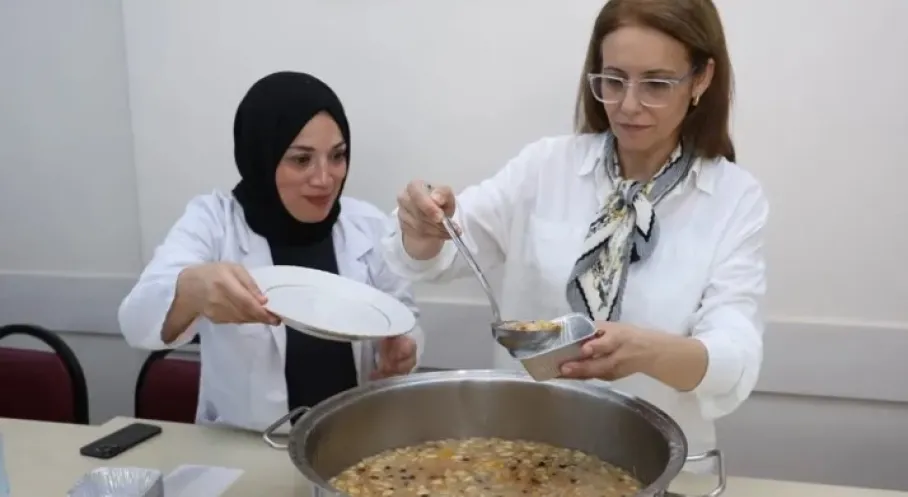 Kocaeli'de Aşure Bereketi: Başkan Vekili Abiş KO-MEK'te Aşure Dağıttı!