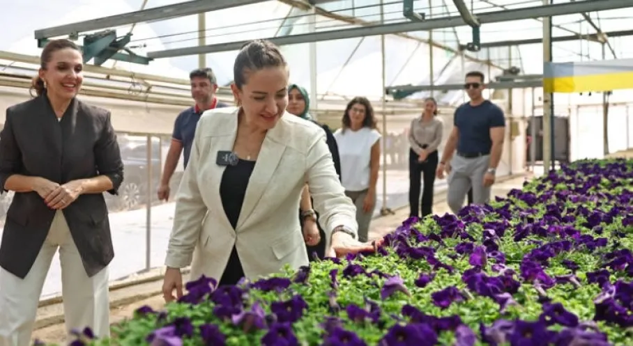 Antalya'da Çiçek Üretimi Hız Kesmiyor: Başkan Vekili Özdemir Tesisleri İnceledi!