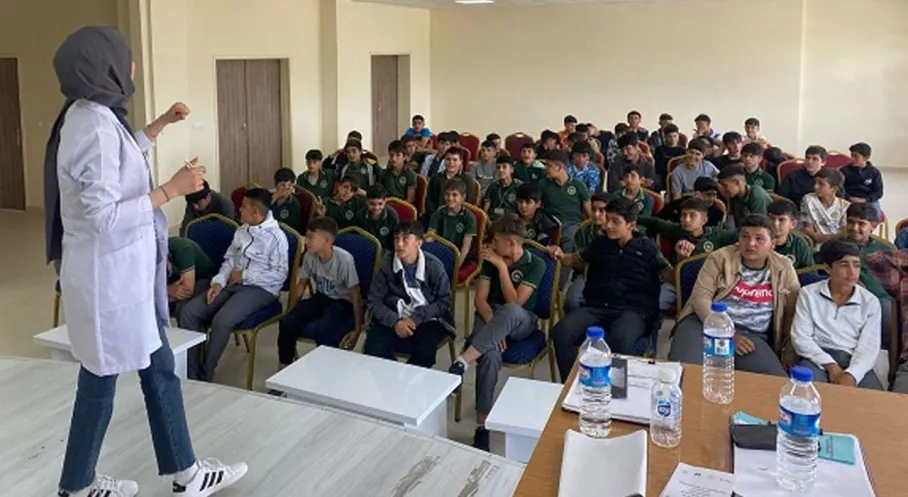Batman Kozluk'ta Öğrencilere Ruh Sağlığı Dersi! Bağımlılıkla Mücadele Semineri Yoğun İlgi Gördü