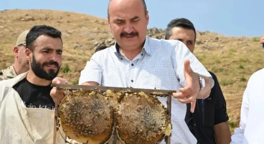 Batman'da Bal Hasadı Coşkusu: Vali Canalp Arıcılarla Bir Araya Geldi!