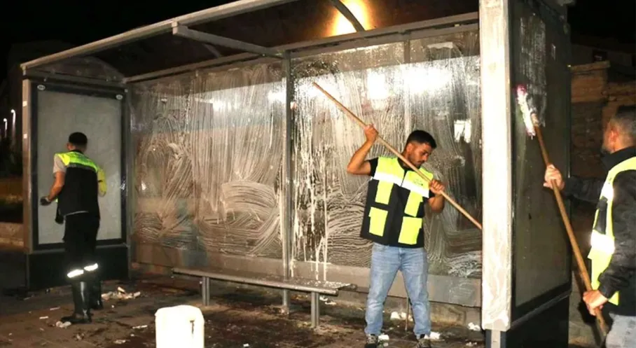 Batman'da Otobüs Durakları Pırıl Pırıl! Gece Temizliğiyle Hijyen Sağlandı