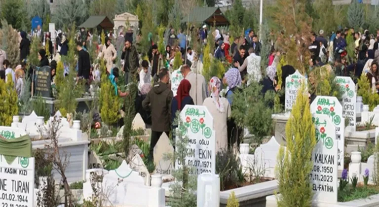 Batman’da Ramazan Bayramı Mezarlık Ziyaretleriyle Anlam Kazandı