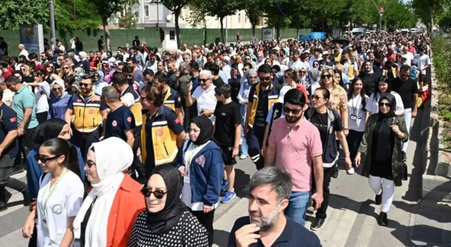 Batman'da Sağlık İçin Dev Yürüyüş! Vali Canalp Halkla Birlikte Yürüdü