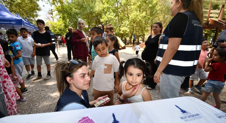 Bayraklı’da Komşuluk Buluşması: Mahalle Sakinleri Karagöl’de Bir Araya Geldi