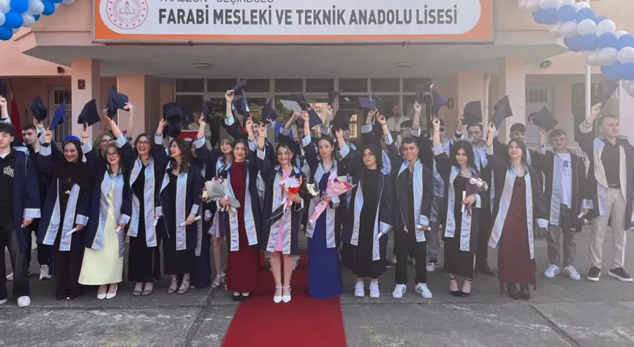 Beşikdüzü Farabi MTAL'de Mezuniyet Coşkusu: 37 Öğrenci Kep Fırlattı!