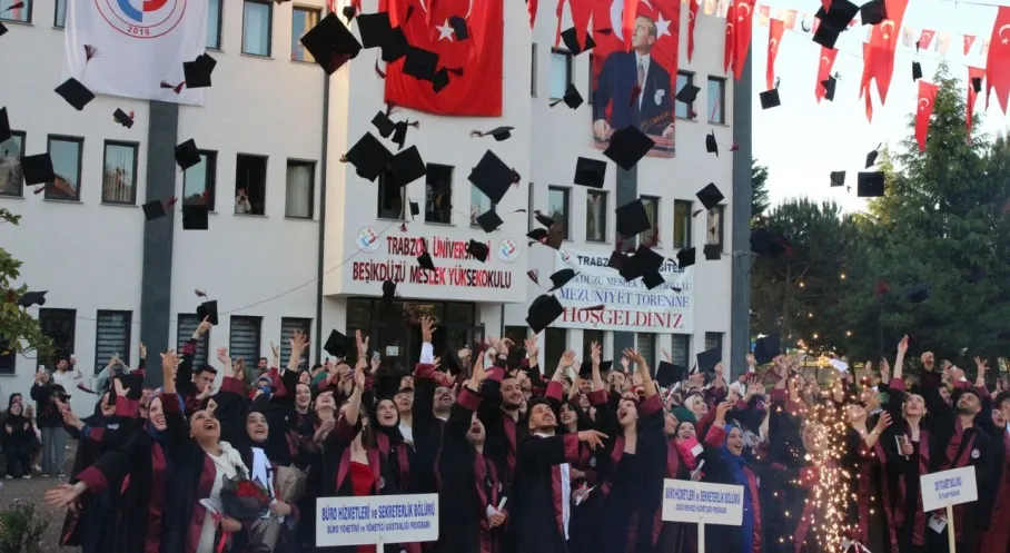 Beşikdüzü MYO'da Mezuniyet Coşkusu: 282 Öğrenci Kep Attı!