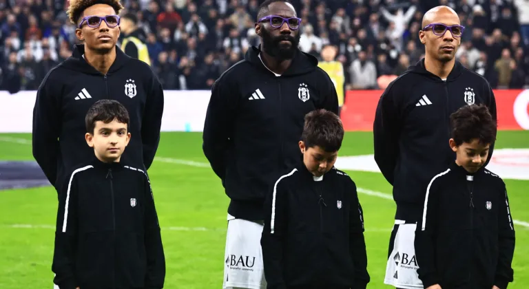 Beşiktaşlı Futbolcular Epilepsi Farkındalığı İçin Mor Gözlüklerle Sahaya Çıktı