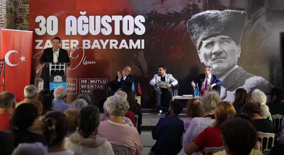 Beşiktaş'tan Zafer Bayramı Coşkusu: Cumhuriyet Söyleşisi Yoğun İlgi Gördü!