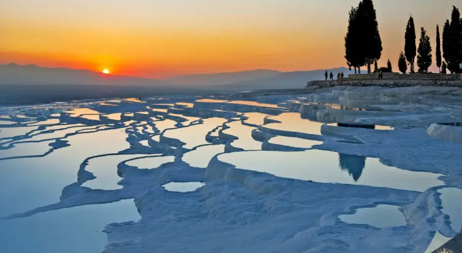Beyaz travertenlerden antik kente: Pamukkale