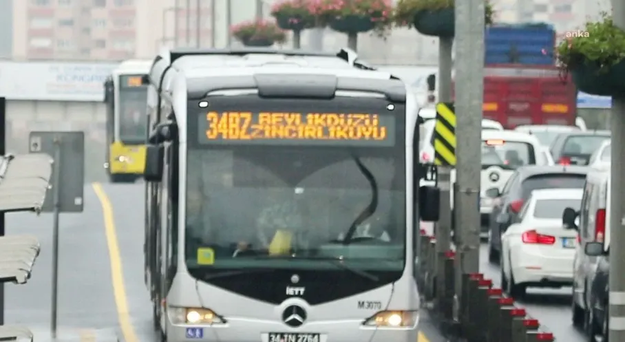 Beylikdüzü Metrobüs Hattında Kaza! Yaralılar Var!
