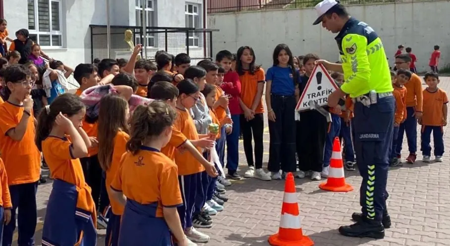 Beypazarı'nda Jandarmadan Öğrencilere Trafik Eğitimi: Güvenli Gelecek İçin İlk Adım!