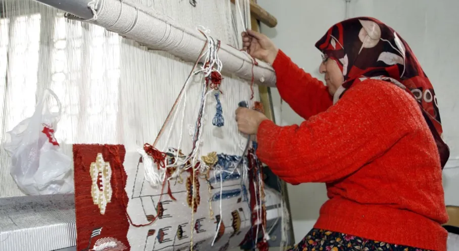 Beypazarı'nda Kök Boyalı Kilimler Yeniden Canlanıyor! El Emeği Göz Nuru Halılar Göz Kamaştırıyor