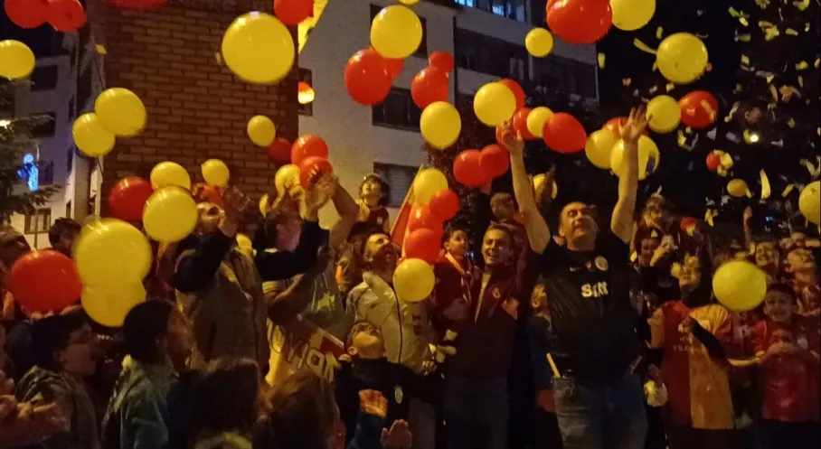 Bilecik Pazaryeri'nden Şampiyonluk ve Umut Bir Arada: Gökyüzü Sarı Kırmızıya Boyandı!