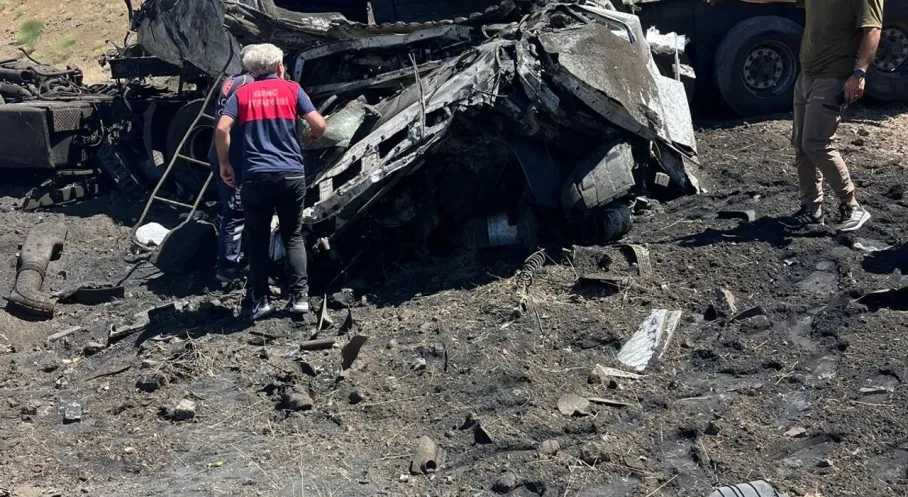 Bingöl'de Kan Donduran Kaza Zinciri: Tır Alev Aldı, Kamyonet Takla Attı! 2 Ölü, 3 Yaralı