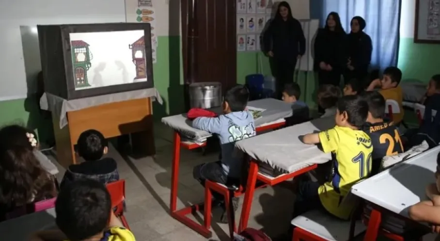 Bitlis'ten Köylere Kültür Köprüsü: Liselilerden Hacivat Karagöz Gösterisi!