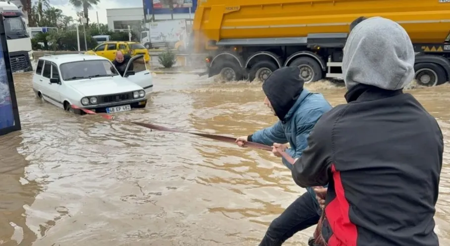 Bodrum'da Şiddetli Yağış: Rögarlar Taştı, Caddeler Göle Döndü! | Son Dakika