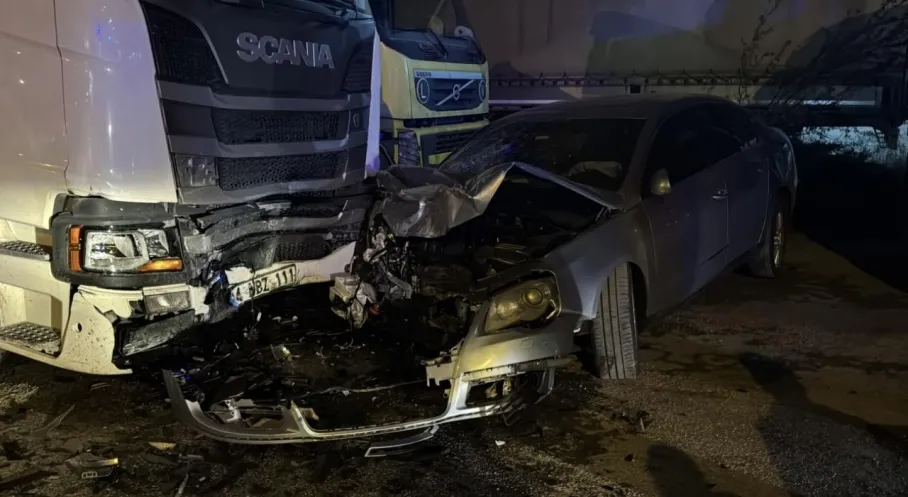 Bolu'da Feci Kaza: Otomobil Park Halindeki Araçlara Çarptı, 4 Yaralı!