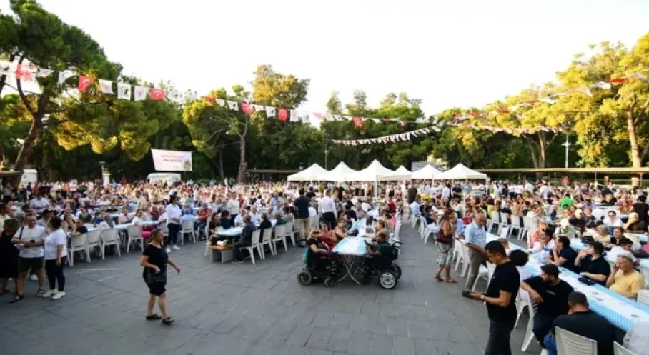 Bornova Aşure Etkinliği: Muharrem Temiz Konseriyle Dayanışma Zirveye Ulaşıyor!