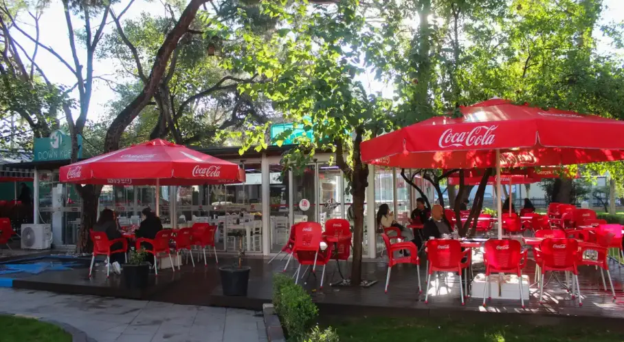 Bornova’da engelleri aşan buluşma noktası: +1 Down Kafe yenilenen yüzüyle hizmette