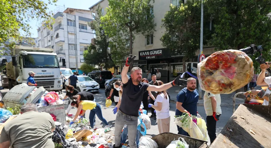Buca'da Şaşırtan Gelişme: Başkan Duman Çöp Topladı!