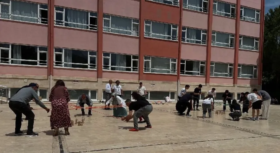 Bucak'ta Kavurma Şenliği Coşkusu: Mehmet Cadıl Anadolu Lisesi Baharı Kutladı!