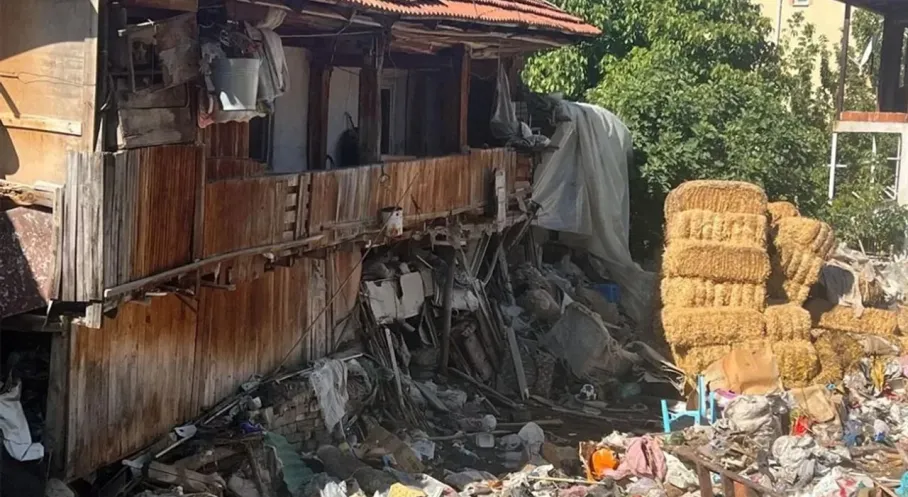Bucak'ta Şoke Eden Manzara: Evden 20 Kamyon Çöp Çıktı! Tekrar Yaşandı!