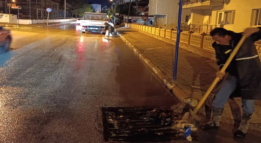 Burdur'da Yağmur Alarmı: Belediyeden Mazgal Temizliği Hamlesi!