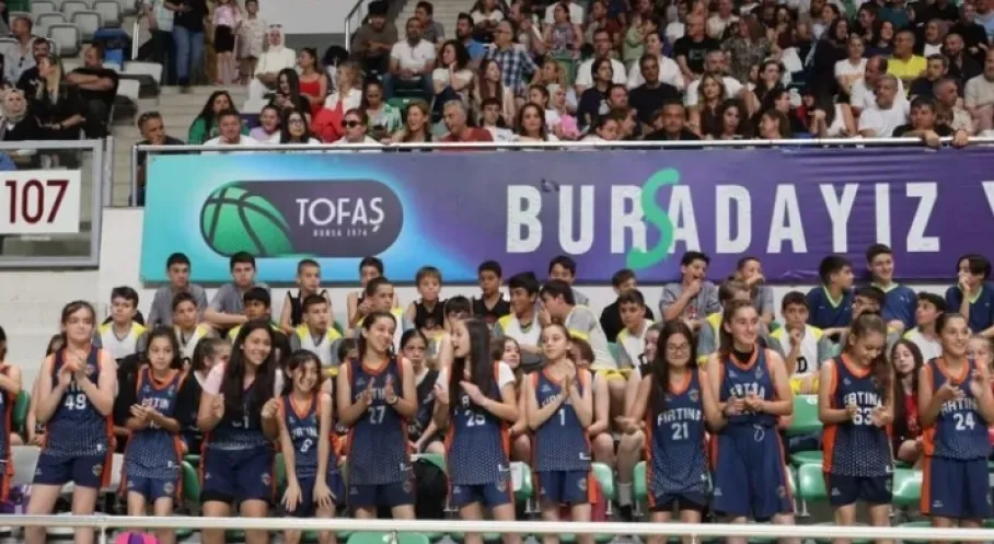 Bursa Basketbolunda Şölen! Minikler Sezonu Madalyalarla Taçlandırdı