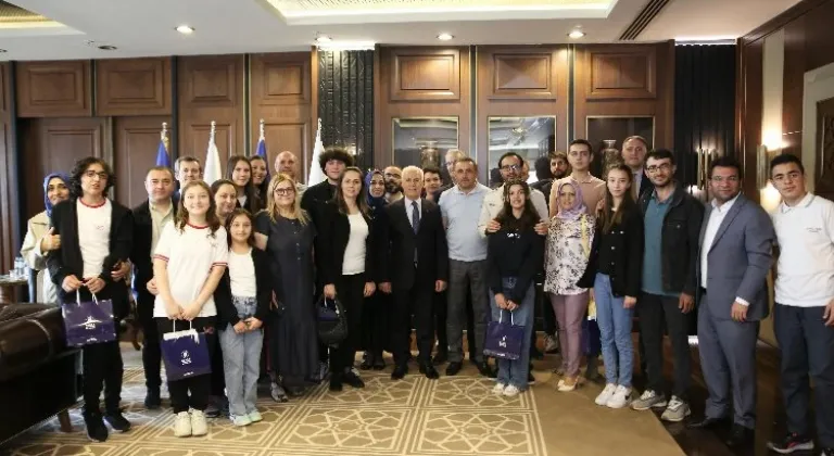 Bursa Büyükşehir Belediyesi Başarılı Öğrencilere Ödül Verdi