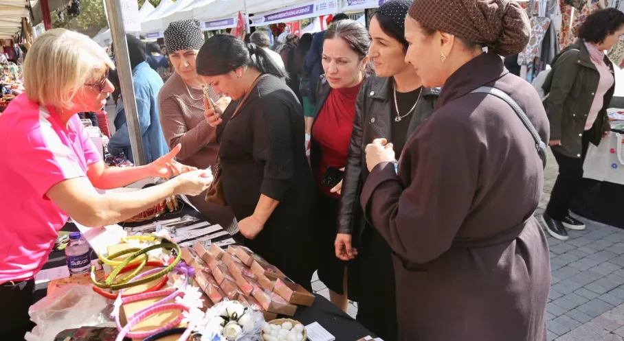 Bursa Heykel'de 'Meydan Kadınların' Coşkusu: El Emeği Göz Nuru Pazarı Açıldı!