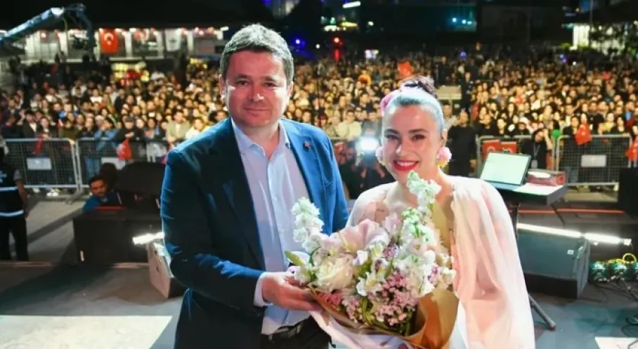 Osmangazi'de 19 Mayıs Şöleni: Ceylan Ertem ve Medeniyetler Korosu Sahnedeydi!