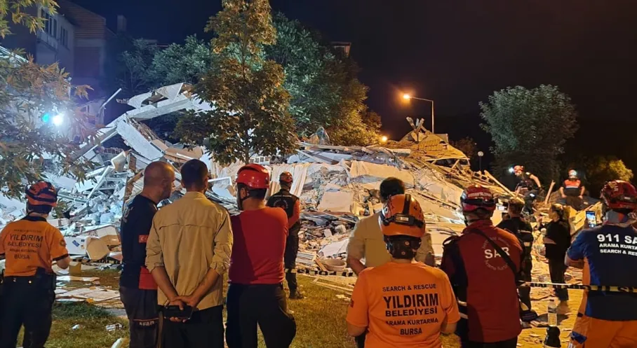 Bursa Yıldırım'dan Depremzedelere Umut Eli: Arama Kurtarma Ekipleri Sındırgı'da!
