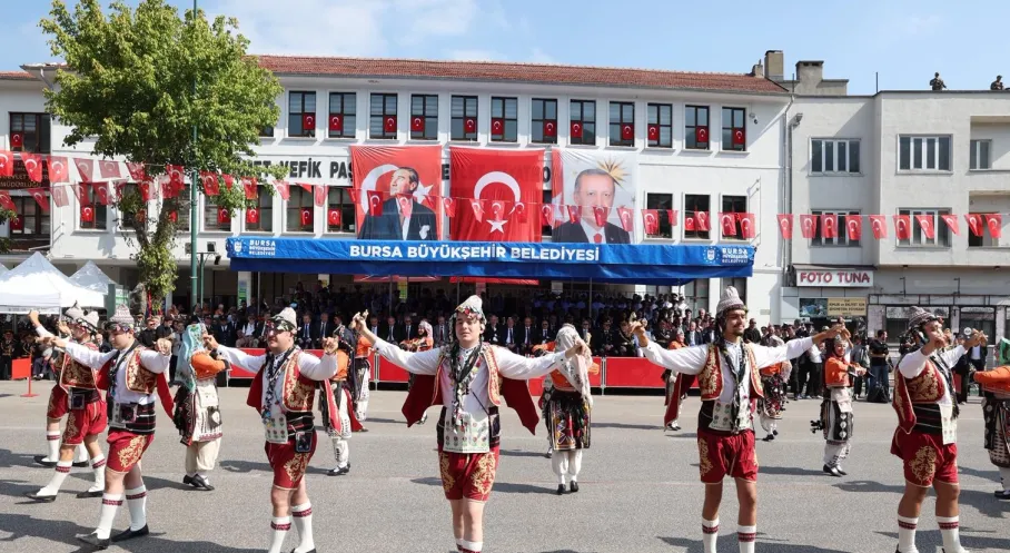 Bursa Zafer Bayramı'nda Coştu: Bozbey'den Yürüyüş ve Konser Daveti!