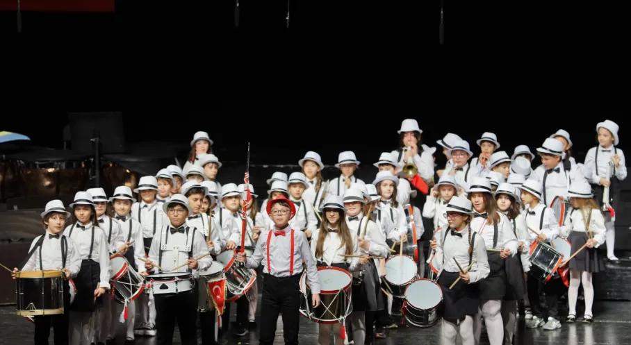 Bursa'da 23 Nisan Ruhu Müzikle Şaha Kalktı: Minik Sanatçılar Sahneyi Salladı!