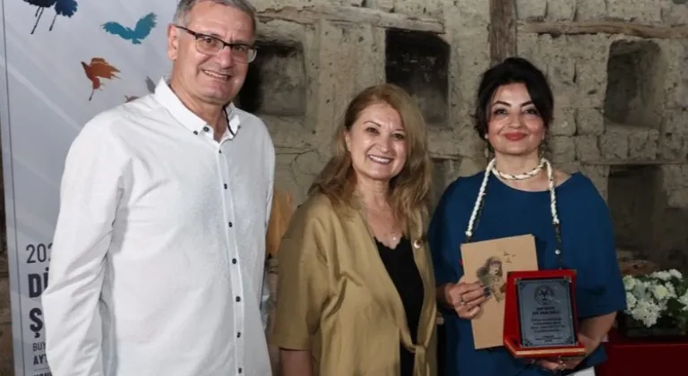 Bursa'da Dünya Şiir Günü'nde BUYAZ Şiir Onur Ödülü Ayten Mutlu'ya Verildi