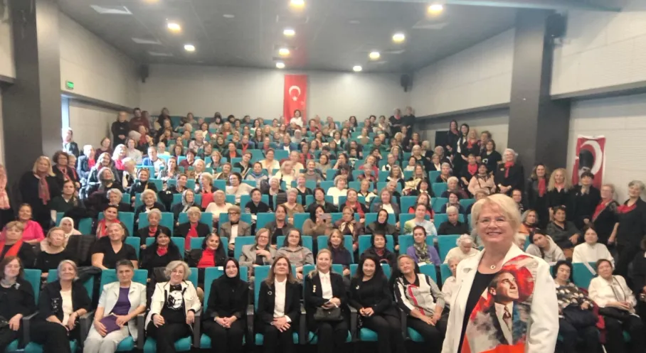 Bursa'da Duygu Dolu Anma: Kadınlar Atatürk'ün Sevdiği Şarkıları Söyledi!