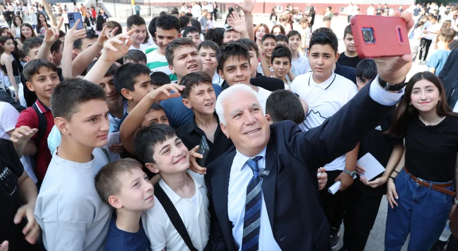 Bursa'da Eğitim Seferberliği: Kırtasiye ve Eğitim Yardımı Başvuruları Başladı!