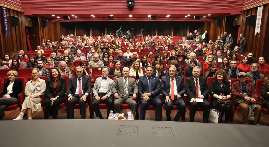 Bursa'da Fotoğrafın Kalbi 15. Kez Atıyor: 'Kırılma Zamanı' Temalı Uluslararası FotoFest Başladı!