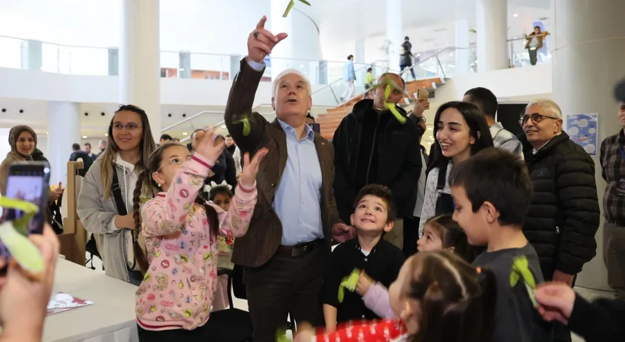 Bursa'da Geleceğin Bilim İnsanları Yetişiyor: Bilim ve Teknoloji Şöleni Gençleri Büyüledi!