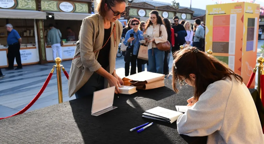 Bursa'da Kitapseverler Akın Akın Osmangazi Kitap Fuarı'na!