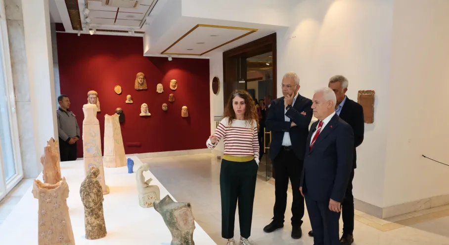 Bursa'da Sanat Şöleni: 'Gözlerimin Önündesin' Sergisi Rekor Ziyaretçi Ağırlıyor!