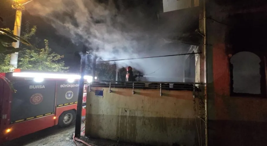 Bursa'da Terk Edilmiş Binada Yangın! Alevler Geceyi Aydınlattı