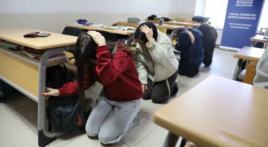 Bursa'da YKS Hazırlık Merkezi'nde Deprem Tatbikatı: Öğrenciler ve Öğretmenler Alarmda!