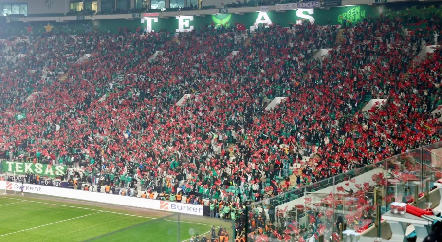Bursaspor Tribünlerinde Tarihi Anlar: 40 Bin Türk Bayrağıyla Milli Coşku Şöleni!