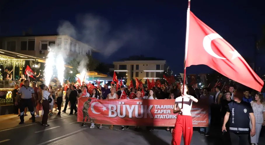 Büyükçekmece'de 30 Ağustos Zafer Bayramı Coşkusu: Gülçin Ergül Konseriyle Taçlandı!