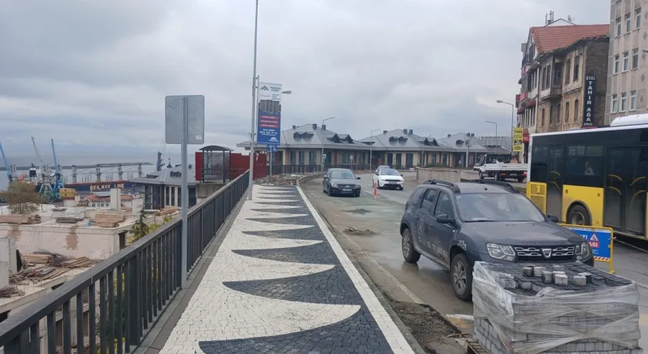 Trabzon'da Ulaşım Seferberliği: Büyükşehir Belediyesi 18 İlçede Yol Çalışmalarına Devam Ediyor!