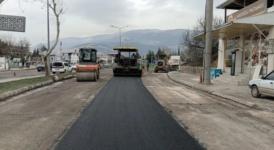Kahramanmaraş Dulkadiroğlu'nda Yollar Baştan Aşağı Yenileniyor: Büyükşehir'den Asfalt Seferberliği Hız Kesmiyor!