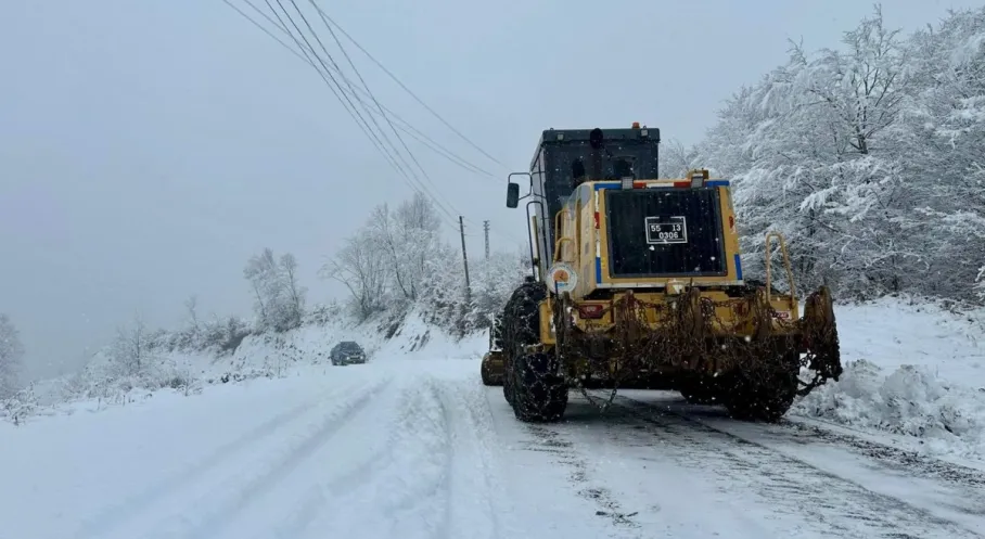 Samsun'da Yılın İlk Karı: Büyükşehir 17 İlçede Karla Mücadelede Destan Yazdı!